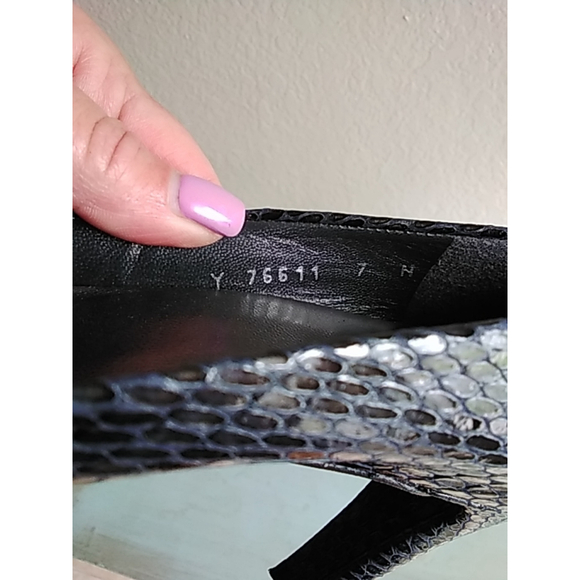 Women's Stuart Weitzman Black Leather Peep Toe Heels sz. 7 EUC - Picture 9 of 10